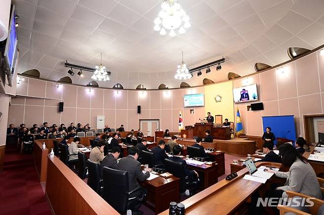 [거제=뉴시스] 신정철 기자= 경남 거제시의회가 후반기 원 구성을 앞두고 전반기에 이어 또 한 번 파행이 예고되고 있다. 8일 거제시의회 민주당 의원들은 "후반기엔 야당이 의장과 상임위원장 2석을 맡기로 했지만 최근 이를 어기고 후반기 의장도 독식하려 한다"며 경고의 입장문을 발표했다.사진은 거제시의회 제244회 임시회 모습(사진=뉴시스DB).2024.06.08. sin@newsis.com