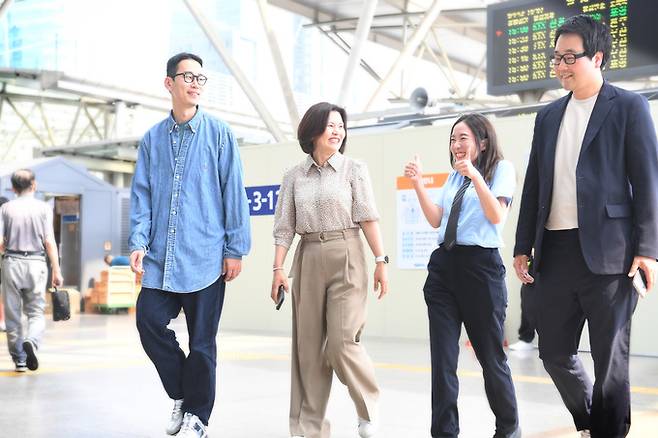 코레일 SNS팀. 왼쪽부터&nbsp;‘타조알’ 김선엽 주임,&nbsp;최미숙 부장, ‘미스기관사’ 강하영 주임, 홍원우 차장. 코레일 제공