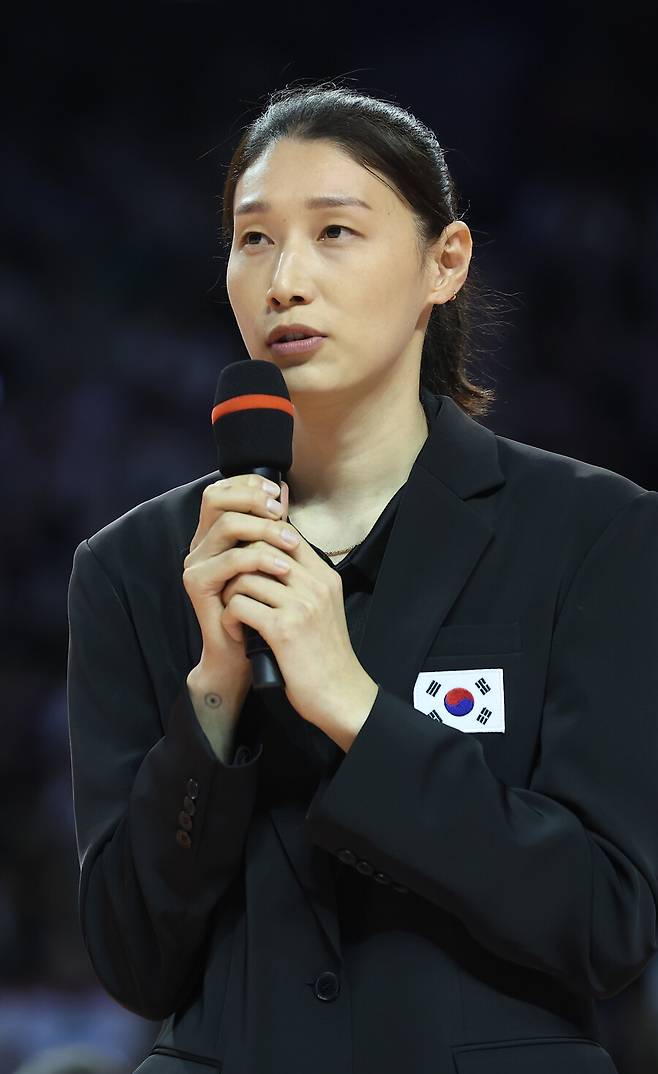 ▲ 김연경이 8일 서울 잠실 실내체육관에서 열린 국가대표 은퇴식에서 소감을 밝히고 있다. 김연경은 지난 2020 도쿄올림픽 4강 신화를 이끌고 국가대표 은퇴를 선언했다.