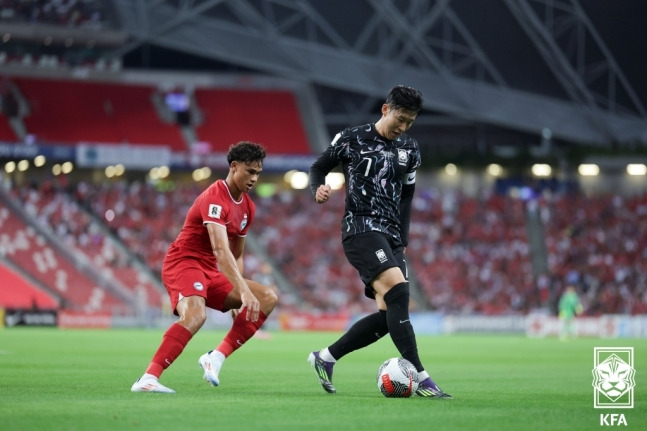 손흥민(오른쪽). /사진=대한축구협회 제공