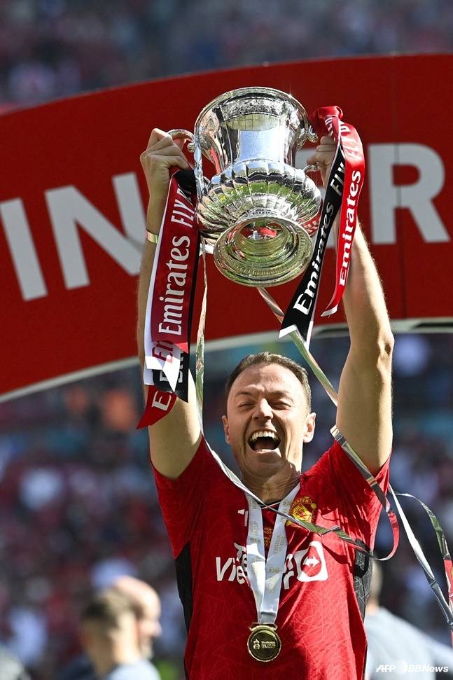 FA컵 우승 트로피를 들고 환호하는 조니 에반스. /AFPBBNews=뉴스1