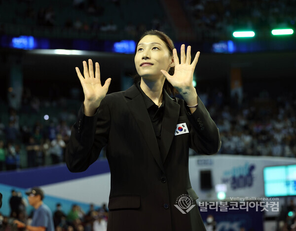 흥국생명 김연경, 은퇴식에서 팬들에게 인사.