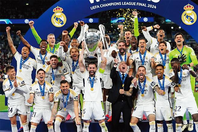 6월 1일(현지 시간) 영국 런던 웸블리 스타디움에서 펼쳐진 2023~2024시즌 유럽축구연맹(UEFA) 챔피언스리그 결승전에서 보루시아 도르트문트를 2-0으로 꺾고 우승을 차지한 레알 마드리드 선수들이 환호하고 있다. [뉴시스]