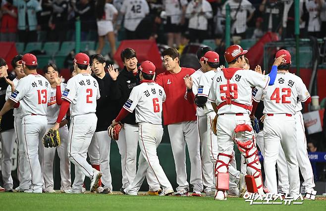 18일 오후 인천SSG랜더스필드에서 열린 2024 신한 SOL Bank KBO리그 KIA 타이거즈와 SSG 랜더스의 경기, SSG가 한유섬과 에레디아의 홈런포에 힘입어 KIA에 7:5 승리를 거뒀다. 이날 경기에서 승리한 SSG 선수들이 기뻐하고 있다. 엑스포츠뉴스 DB