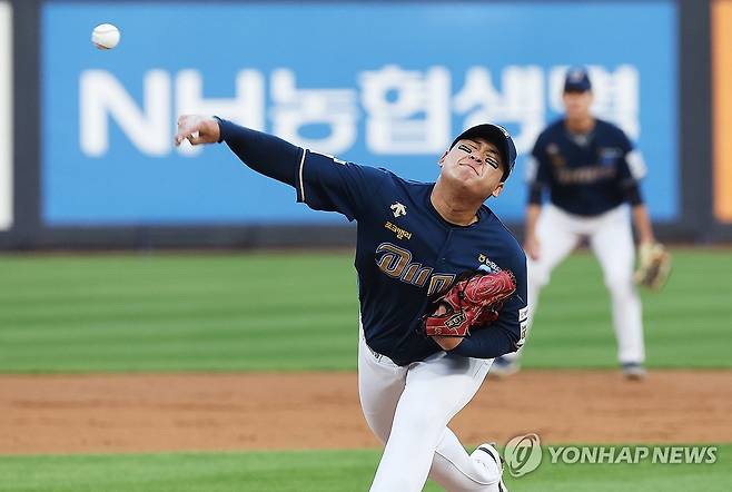 역투하는 신민혁 [연합뉴스 자료사진]