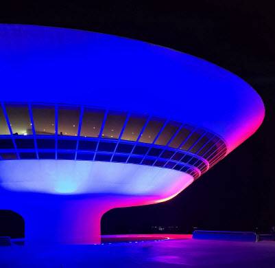 태극기 색으로 물든 니테로이 미술관(사진=문화체육관광부 제공).