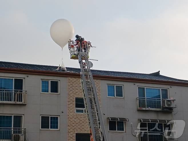 9일 오전 5시 32분쯤 인천 미추홀구 학익동 한 빌라 옥상에 떨어진 대남풍선을 소방대원이 치우고 있다.(인천소방본부 제공)2024.6.9/뉴스1 ⓒ News1 박소영 기자