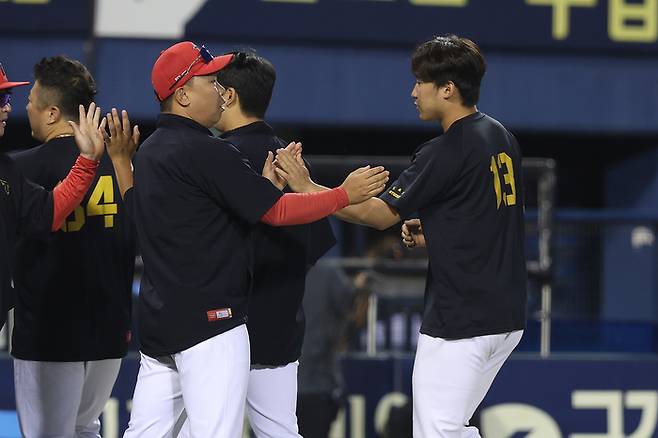 KIA 이범호 감독(왼쪽)이 9일 잠실구장에서 열린 2024 KBO리그 두산전 승리 후 윤영철과 하이파이브를 하고 있다. 사진 | KIA 타이거즈