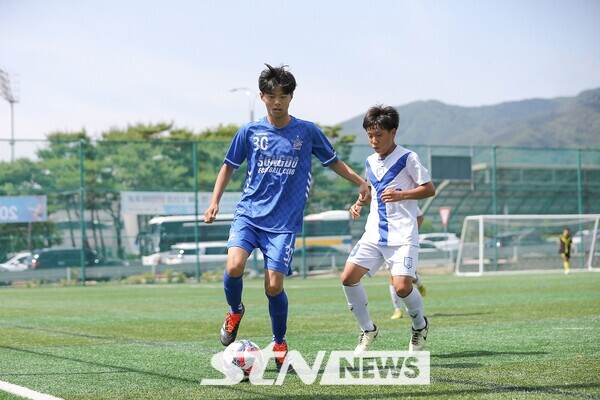 중학교 축구 선수들의 경기력 향상을 위한 '2024 청춘양구 중학교 1학년 축구 페스티벌'(이하 양구 페스티벌)이 6월 6일부터 6월 9일까지 진행됐다. 대회에 참여한 선수들이 볼 경합을 펼치고 있다