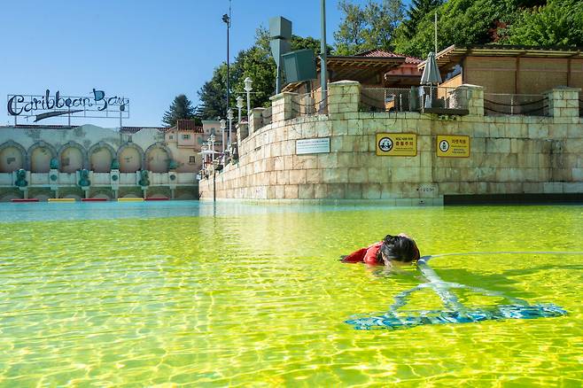 조유미 기자가 캐리비안 베이 풀장에 잠수해 수중 청소를 하고 있는 모습. /임화승 영상미디어 기자