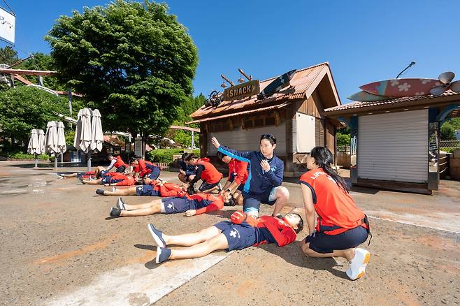 캐리비안 베이 ‘안전 요원’(라이프가드)은 매일 구조 연습을 한다. /임화승 영상미디어 기자