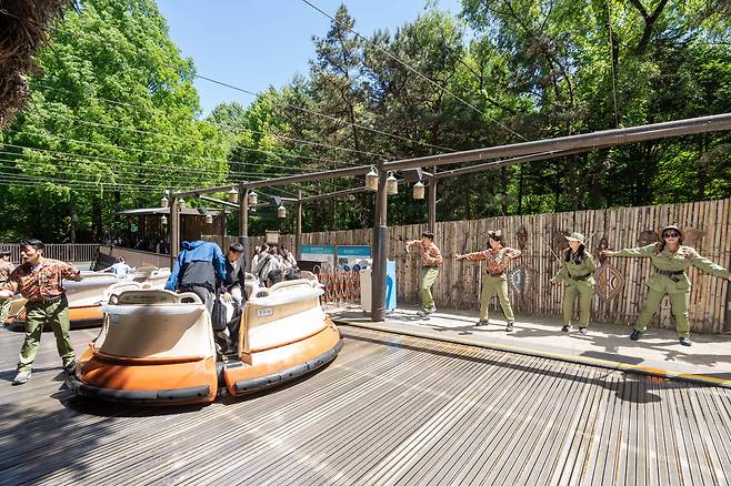 본지 조유미 기자가 아마존 알바생과 함께 춤을 추고 있는 모습. /임화승 영상미디어 기자