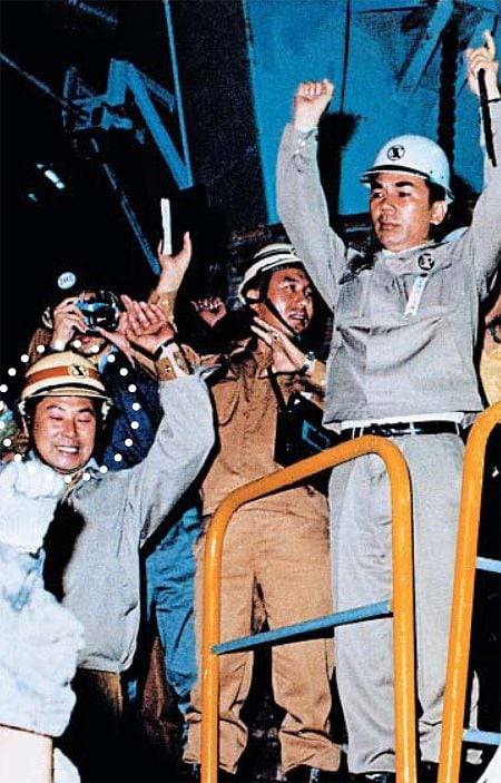 1973년 6월 9일 오전 7시 30분 고(故) 박태준(맨 오른쪽) 명예회장과 박종태(점선 안) 포항제철 초대 소장 등 직원들이 용광로에서 첫 쇳물을 뽑는 데 성공하자 다같이 만세를 부르며 환호하고 있다./포스코 제공