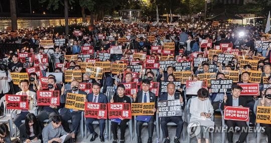 임현택 대한의사협회장(앞즐 가운데)를 비롯한 의사 등 관계자들이 4월 30일 오후 서울 중구 덕수궁 대한문 앞에서 의사협회 주최로 열린 대한민국 정부 한국 의료 사망선고 촛불집회에 참석해 구호를 외치고 있다. <사진: 연합뉴스>