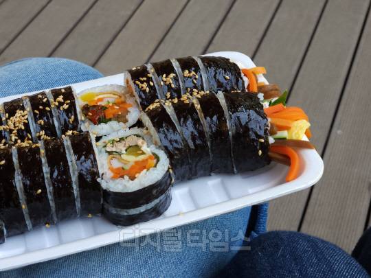 연희김밥 신촌점의 '오징어 김밥'과 '참치김밥'. 독자 제공