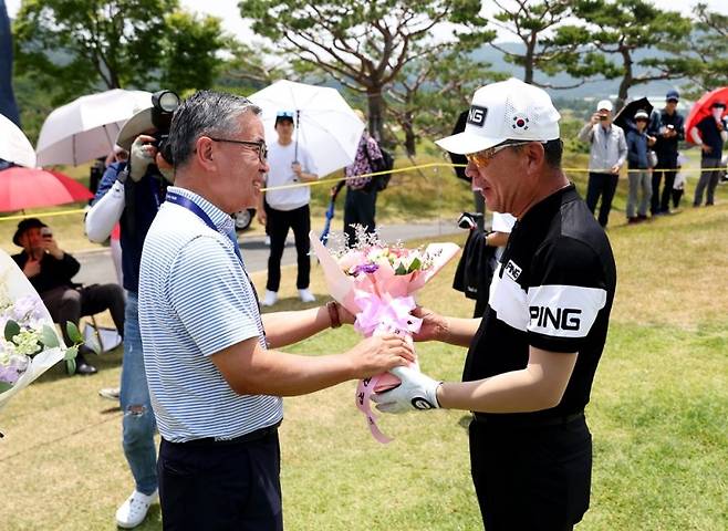 김원섭 한국프로골프협회(KPGA) 회장(왼쪽)이 최상호에게 꽃다발을 전달하고 있다. 사진=뉴시스