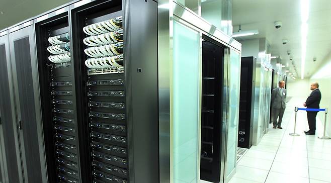 KT와 일본 소프트뱅크텔레콤이 합작해 경상남도 김해에 설립한 글로벌데이터센터. 통신·인터넷·AI의 필수 인프라인 데이터센터는 전기 먹는 하마다. 연합뉴스