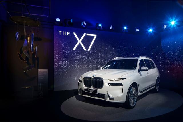 서울 강남구 서울옥션 강남센터에 마련된 BMW 엑설런스 라운지 2024에 THE X7이 전시돼 있다. BMW코리아 제공