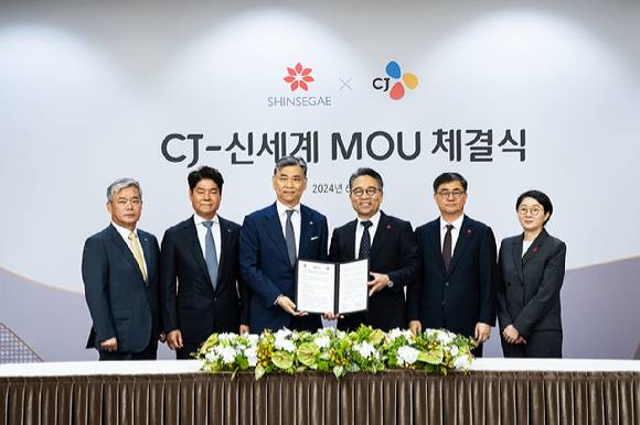 신영수(왼쪽부터) CJ대한통운 대표, 허민회 CJ CGV 대표, 김홍기 CJ주식회사 대표, 임영록 신세계그룹 경영전략실장, 한채양 이마트 대표, 위수연 신세계프라퍼티 콘텐츠본부장이 지난 5일 CJ인재원에서 'CJ-신세계 사업제휴 합의서 체결식'을 하고 있다. [사진=CJ]