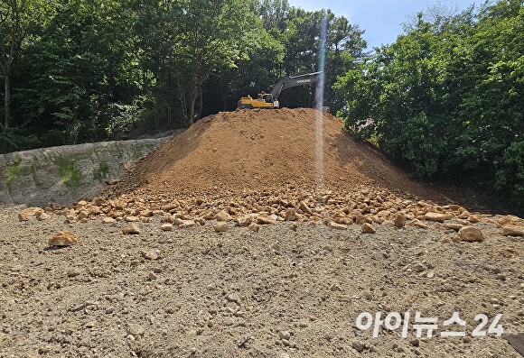 지난달 23일 경상남도 밀양시 부북면 제대리 소재 한 농지에서 불법 성토가 행해지고 있다. [사진=임승제 기자]