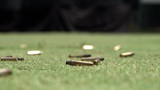 37사단 조우전 전투사격 훈련에선 탄피가 이처럼 바닥에 뒹군다. 탄피받이가 없기 때문이다. 물론 훈련이 끝난 뒤 환경보호와 자원재생 목적으로 줍는다. 영상캡처