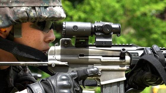 37사단 조우전 전투사격 훈련. 훈련 인원 모두 눈을 보호하기 위해 전투안경을 썼다. 그리고 소음 차단 이어플러그를 다 꼈다. 영상캡처