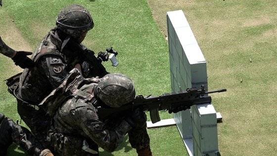 소부대 전투 사격 중 정지간 사격. 자세전환과 방향전환을 익히는 훈련이다. 엄폐가 중요하며, 사격 후 주변 상황을 반드시 확인해야 한다. 영상캡처