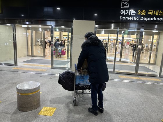 제주에서 골프를 즐기고 제주국제공항을 떠나는 골프 관광객. 최충일 기자