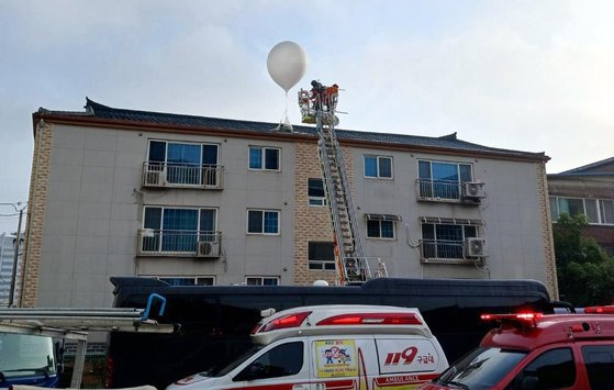 9일 오전 인천 미추홀구 한 빌라 옥상에 북한의 오물 풍선이 낙하해 현장을 수습하고 있다. 사진 인천소방본부