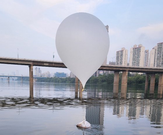 9일 오전 서울 한강 잠실대교 인근에서 발견된 북한의 오물 풍선. 사진 합동참모본부