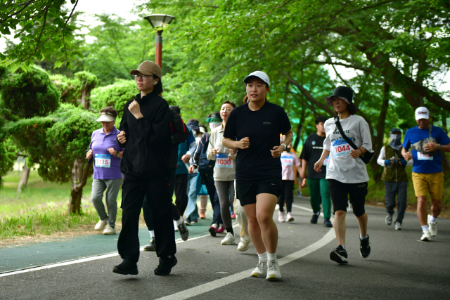 ▲ 　강원도민일보 주최 제25회 속초시민건강달리기대회가 8일 영랑호 일원에서 성황리에 진행됐다.