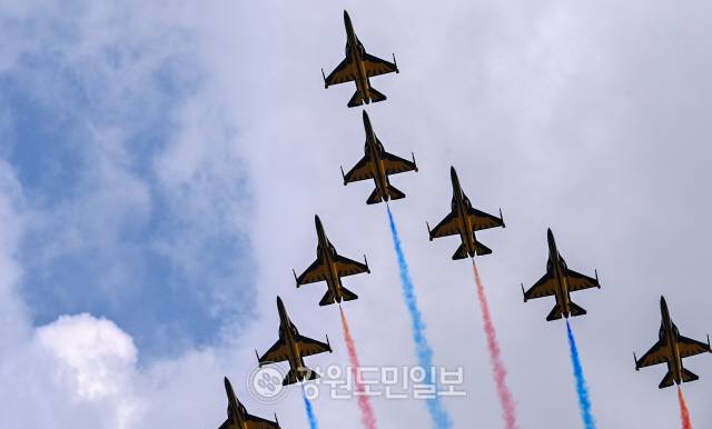 ▲ 8일 춘천 삼천동 수변공원 일원에서 열린 제74주년 춘천지구전투 전승행사에서 공군 특수비행팀 블랙이글스가 화려한 에어쇼를 선보이고 있다. 유희태