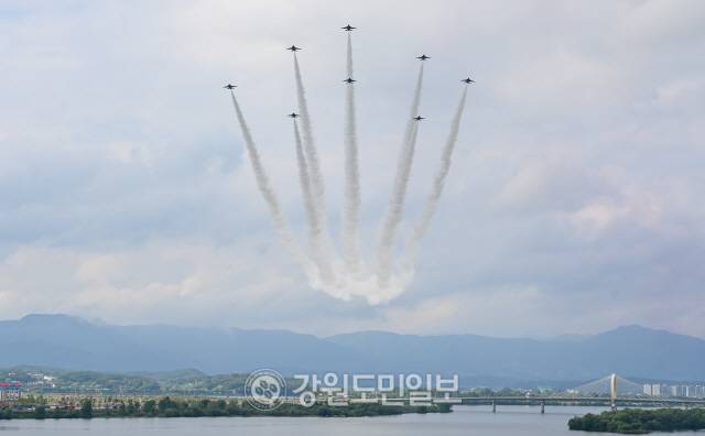 ▲ 8일 춘천 삼천동 수변공원 일원에서 열린 제74주년 춘천지구전투 전승행사에서 공군 특수비행팀 블랙이글스가 화려한 에어쇼를 선보이고 있다. 유희태