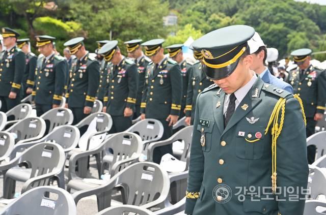▲ 8일 춘천 삼천동 수변공원 일원에서 열린 제74주년 춘천지구전투 전승행사에서 군인들이 묵념하고 있다. 유희태