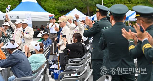 ▲ 8일 춘천 삼천동 수변공원 일원에서 열린 제74주년 춘천지구전투 전승행사에 참석한 시민과 군인들이 6.25 참전용사에게 박수를 보내고 있다. 유희태