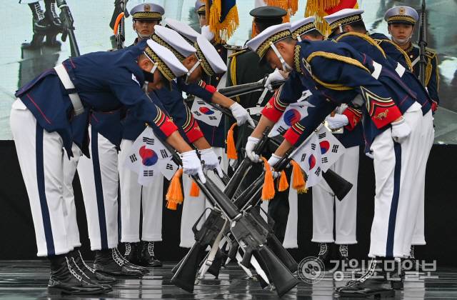 ▲ 8일 춘천 삼천동 수변공원 일원에서 열린 제74주년 춘천지구전투 전승행사에서 국방부 의장대가 의장 시범을 하고 있다. 유희태