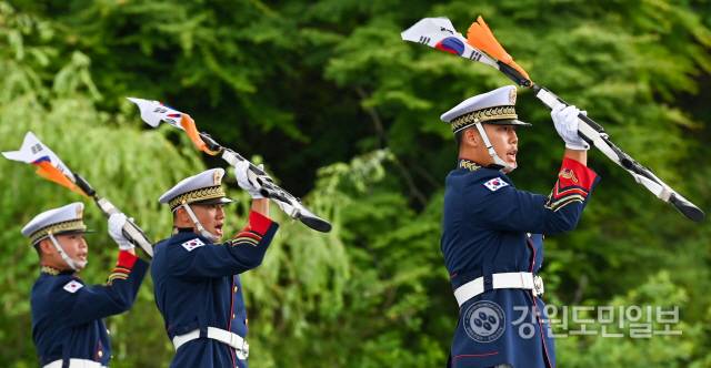 ▲ 8일 춘천 삼천동 수변공원 일원에서 열린 제74주년 춘천지구전투 전승행사에서 국방부 의장대가 의장 시범을 하고 있다. 유희태