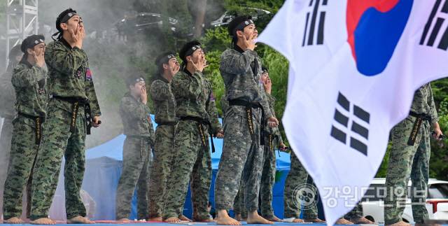 ▲ 8일 춘천 삼천동 수변공원 일원에서 열린 제74주년 춘천지구전투 전승행사에서 육군 제2군단사령부 태권도 시범단이 격파 시범을 하고 있다. 유희태
