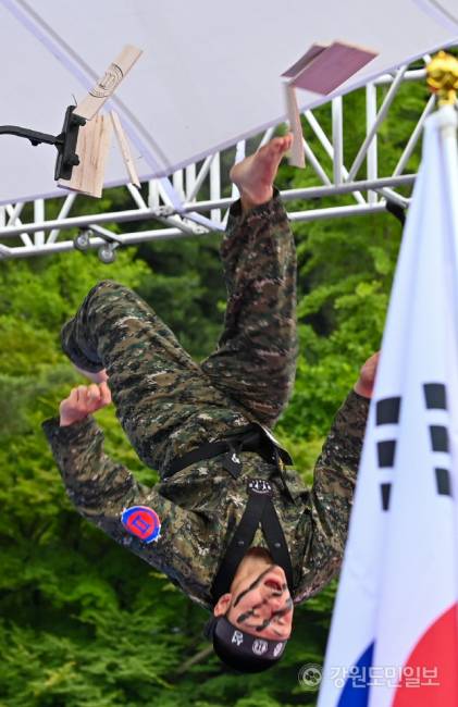 ▲ 8일 춘천 삼천동 수변공원 일원에서 열린 제74주년 춘천지구전투 전승행사에서 육군 제2군단사령부 태권도 시범단이 격파 시범을 하고 있다. 유희태
