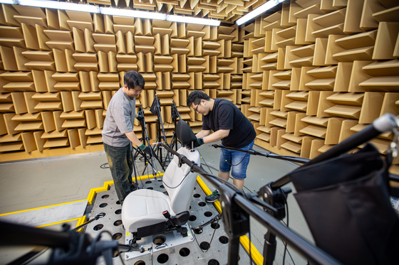 Hyundai Transys engineers test car seats making vibrations in extreme weather conditions at minus 30 degrees Celsius (minus 22 Fahrenheit) at the company's R&D Center in Dongtan, Gyeonggi. [HYUNDAI TRANSYS]