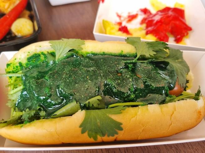 3주 차에 선보이는 하수 메뉴인 ‘고수 핫도그’. 먹고 나면 입술이 녹색으로 변해 녹색괴물이 되는 진정한 괴수 메뉴. 안병준 기자