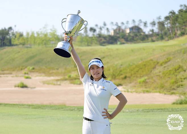 박민지가 9일 셀트리온 퀸즈 마스터즈 우승 트로피를 들어 올리며 환하게 웃고 있다.  KLPGA