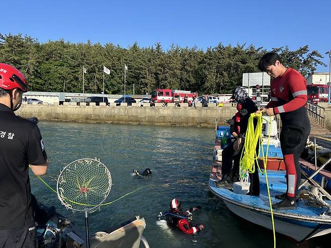 [목포=뉴시스] 9일 오후 전남 무안군 홀통선착장에서 차량이 바다로 추락해 해경이 구조작업을 실시하고 있다. (사진=목포해경 제공) 2024.06.09.