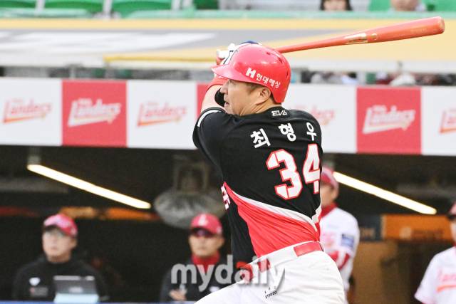 2024년 4월 16일 인천SSG랜더스필드에서 진행된 '2024 신한 SOL 뱅크 KBO 리그' 기아-SSG의 경기. 기아 최형우가 1회초 2사 2루에서 김광현을 상대로 직시타를 때리고 있다./마이데일리