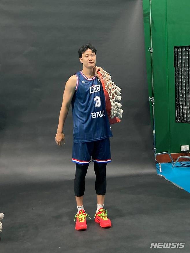 [두바이=뉴시스] 김희준 기자 = 프로농구 부산 KCC의 허웅이 '국제농구연맹(FIBA) 챔피언스리그 아시아'를 앞둔 8일 아랍에미리트(UAE) 두바이 셰이크 사이드 빈 막툼 스포츠홀에서 프로필 사진 촬영을 하고 있다. 2024.06.08jinxijun@newsis.com