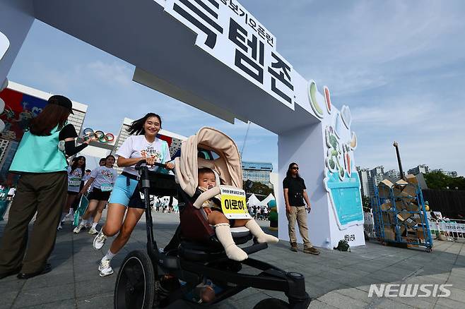 [서울=뉴시스] 김근수 기자 = 9일 오전 서울 송파구 올림픽공원에서 열린 배달의 민족 2024 장보기 오픈런에서 참가자들이 입장하고 있다. 2024.06.09. ks@newsis.com