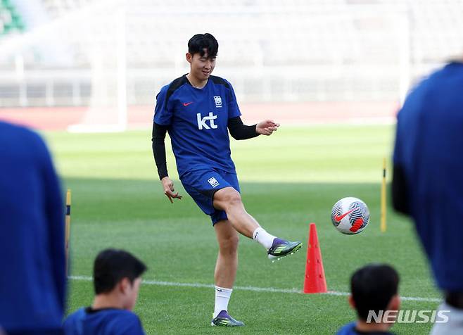 [고양=뉴시스] 홍효식 기자 = 대한민국 축구대표팀 손흥민이 9일 오후 경기도 고양시 고양종합운동장에서 훈련하고 있다. 대표팀은 오는 11일 중국과 2026 국제축구연맹(FIFA) 북중미 월드컵 아시아 지역 2차 예선 경기를 치른다. 2024.06.09. yesphoto@newsis.com