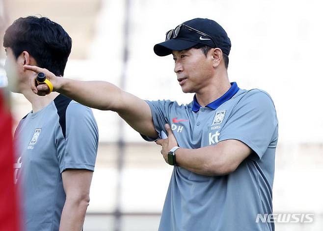 [고양=뉴시스] 홍효식 기자 = 대한민국 축구대표팀 김도훈 임시 감독이 9일 오후 경기도 고양시 고양종합운동장에서 훈련하는 선수들의 모습을 바라보고 있다. 대표팀은 오는 11일 중국과 2026 국제축구연맹(FIFA) 북중미 월드컵 아시아 지역 2차 예선 경기를 치른다. 2024.06.09. yesphoto@newsis.com