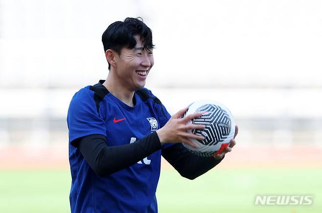 [고양=뉴시스] 홍효식 기자 = 대한민국 축구대표팀 손흥민이 9일 오후 경기도 고양시 고양종합운동장에서 훈련하고 있다. 대표팀은 오는 11일 중국과 2026 국제축구연맹(FIFA) 북중미 월드컵 아시아 지역 2차 예선 경기를 치른다. 2024.06.09. yesphoto@newsis.com