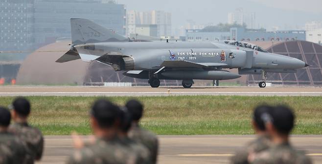 5일 경기 수원시 공군 제10전투비행단에서 열린 F-4 퇴역식 미디어데이에서 F-4가 착륙하고 있다. 수원=뉴시스